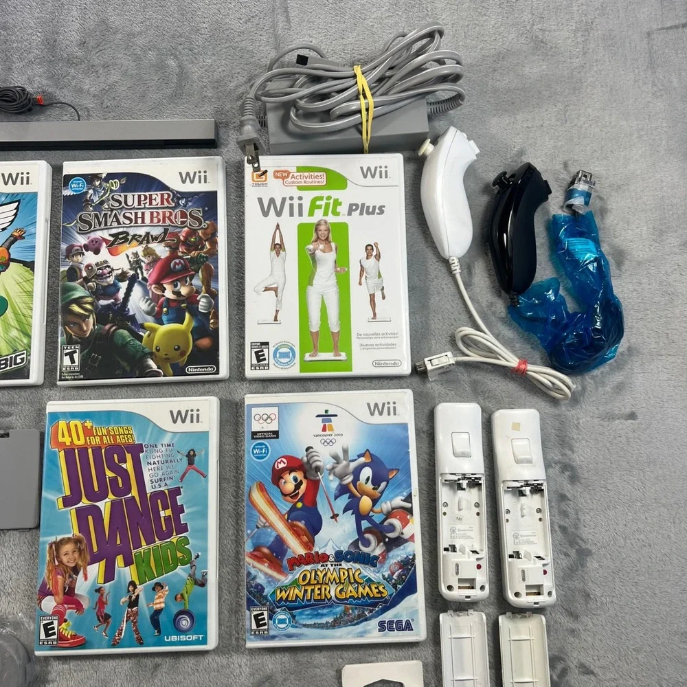 Nintendo Wii Bundle White Console 6‎ Games 2 Remotes Nunchucks Balance Board Fit
